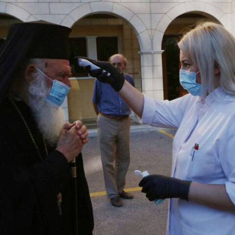 Ο αρχιεπίσκοπος Αθηνών και Πάσης Ελλάδος Ιερώνυμος με μάσκα για τον κορωνοϊό