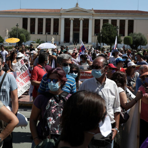 ΠΡΟΠΥΛΑΙΑ ΣΥΓΚΕΝΤΡΩΣΗ ΔΙΑΜΑΡΤΥΡΙΑΣ ΚΑΙ ΠΟΡΕΙΑ ΣΤΗ ΒΟΥΛΗ ΤΗΣ ΟΛΜΕ ΓΙΑ ΤΟ ΑΝΟΙΓΜΑ ΤΩΝ ΣΧΟΛΕΙΩΝ