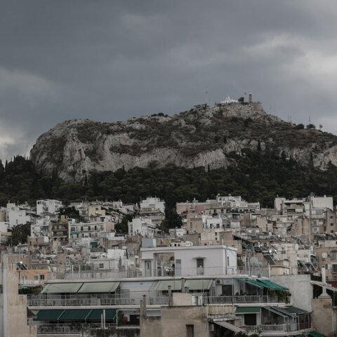 Σύννεφα πάνω από τον λόφο του Λυκαβηττού