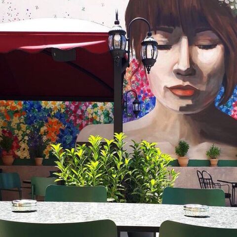 Γλυκά και cocktails στην ταράτσα της Zoubourlou