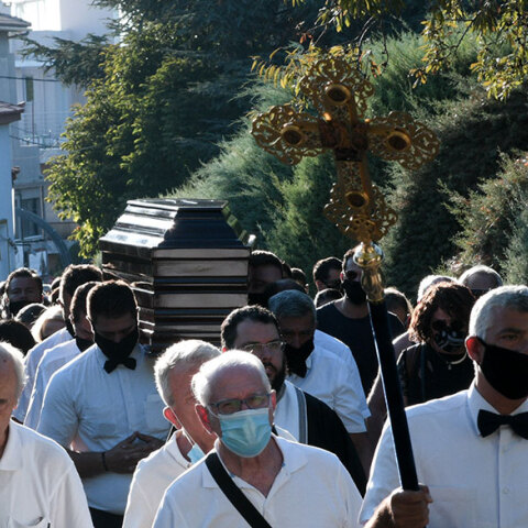 Θλίψη στην κηδεία του Γιάννη Πουλόπουλου, η οποία τελέστηκε στο κοιμητήριο στην Κηφισιά