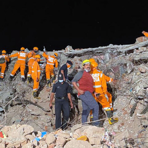 Ινδία - Κατέρρευση πολυκατοικίας - 4χρονο παιδί ανασύρθηκε ζωντανό από συντρίμμια