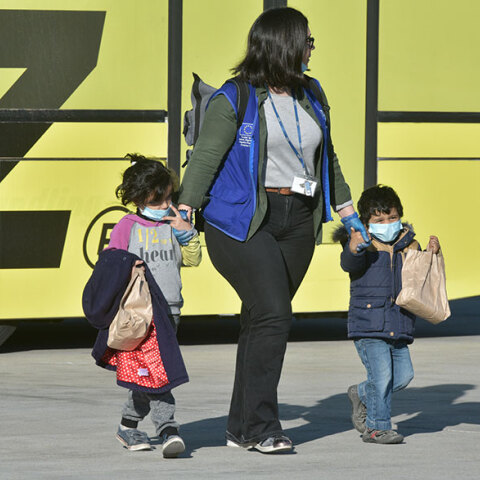 Ασυνόδευτα προσφυγόπουλα αναχωρούν από ΚΥΤ στην Ελλάδα με προορισμό τη Γερμανία