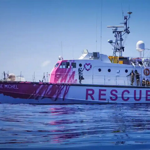 Με χρήματα από τον Banksy, το σκάφος Louise Michel πραγματοποιεί αποστολές διάσωσης προσφύγων στη Μεσόγειο