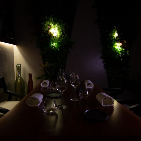 Στρωμένο τραπέζι με ποτήρια και πιάτα στο Herve Restaurant