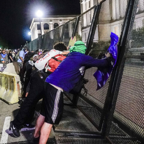 17χρονος συνελήφθη για δολοφονίες διαδηλωτών