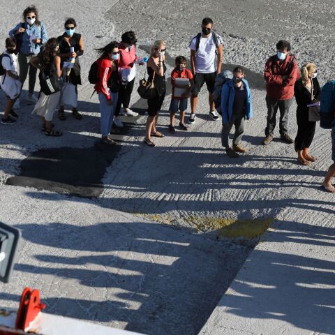 Άνθρωποι με μάσκα στο λιμάνι του Πειραιά 