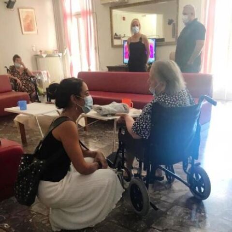 Η Δόμνα Μιχαηλίδου επισκέφθηκε το Γηροκομείο Αθηνών 