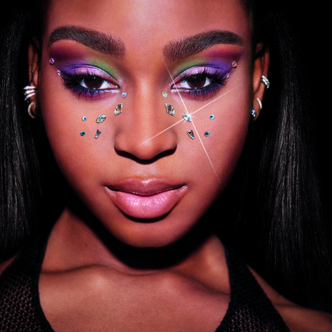 Πορτραίτο κοπέλας με έντονο μακιγιάζ