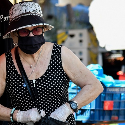 Πολίτες με μάσκα στο κέντρο της Αθήνας 