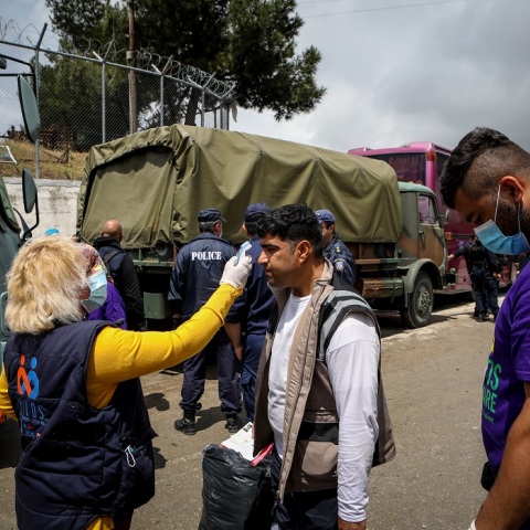 Μάσκες και θερμομέτρηση στο ΚΥΤ της Μόριας