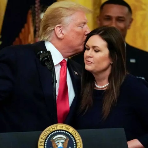 O Ντόναλντ Τραμπ και η πρώην εκπρόσωπός του, Σάρα Σάντερς