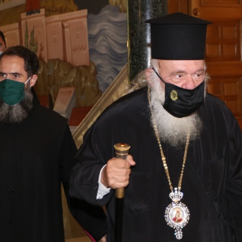 Ο Αρχιεπίσκοπος Ιερώνυμος με μάσκα