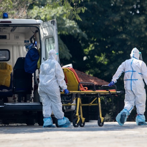 Μεταφορά κρουσμάτων κορωνοϊού με ασθενοφόρο