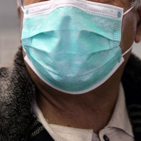 Άνδρας με μάσκα προστασίας