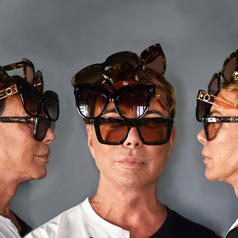 Ο σχεδιαστής μόδας Λάκης Γαβαλάς μιλάει για τα γυαλιά στο podcast του στο pod.gr