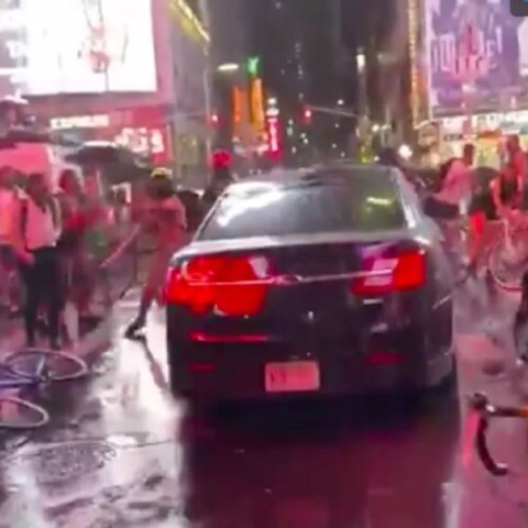 Αυτοκίνητο πέφτει πάνω σε διαδηλωτές