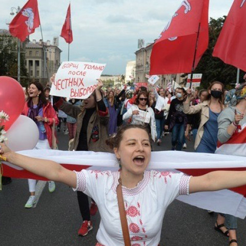 Λευκορωσία - ιλιάδες άνθρωποι διαδηλώνουν στο Μινσκ κατά του Λουκασένκο