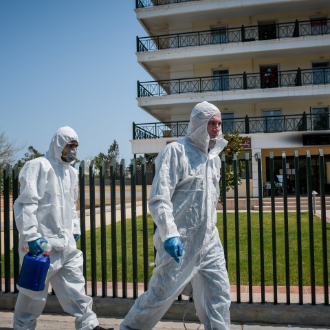 Δύο ηλικιωμένοι από γηροκομεία έχασαν τη ζωή τους τα ξημερώματα της Κυριακής, ανεβάζοντας τον αριθμό των θυμάτων του κορωνοϊού σε 282