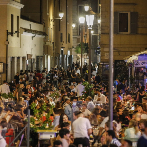 Τα τριάντα έτη είναι ο μέσος όρος ηλικίας των ασθενών με κορωνοϊό στην Ιταλία, που ετοιμάζεται για την επιστροφή των μαθητών στις σχολικές αίθουσες.