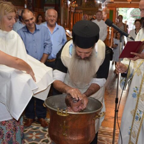 Ο Μιχαήλ – Σπυρίδων, το μωρό που κατεγράφη ως «ασθενής 0» του κορωνοϊού στη Φθιώτιδα, βαφτίστηκε το Σάββατο από τον Μητροπολίτη Φθιώτιδας Συμεών.