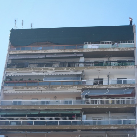 Άνδρας σκαρφαλωμένος στον 12ο όροφο πολυκατοικίας στη Θεσσαλονίκη απειλεί να αυτοκτονήσει, εάν δεν ικανοποιηθούν τα αιτήματά του. 