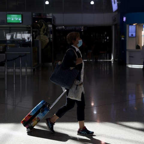 Υποχρεωτική η χρήση μάσκας στο αεροδρόμιο «Ελευθέριος Βενιζέλος»