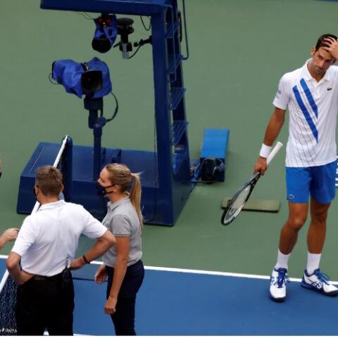 Ο Νόβακ Τζόκοβιτς λίγο μετά το περιστατικό που προκάλεσε την αποβολή του