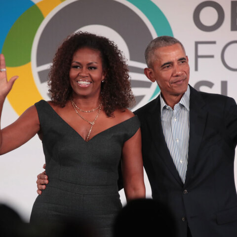 Οι Barack και Michelle Obama αγακλιά, χαιρετάνε