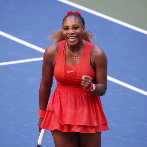 Η τενίστρια Serena Williams με κόκκινο σύνολο στους αγώνες U.S. Open 2020