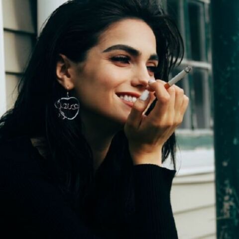 Κοπέλα καπνίζει 