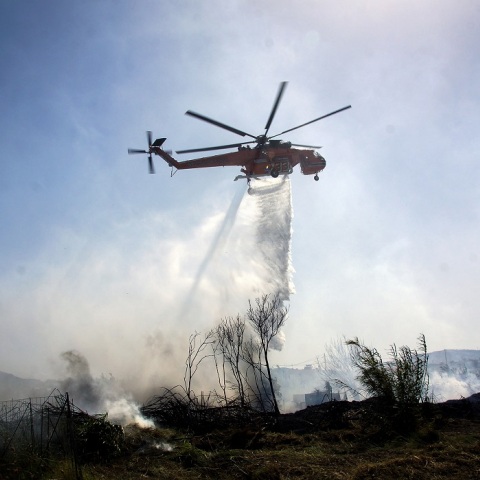 Ελικόπτερο επιχειρεί σε φωτιά 