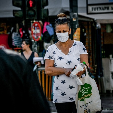 Πολίτες με μάσκα στο κέντρο του Πειραιά