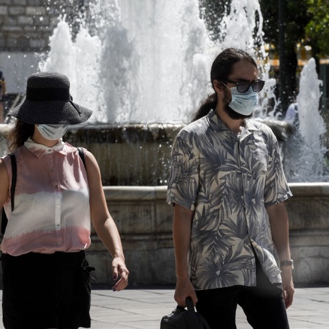 Πολίτες με μάσκα στο κέντρο της Αθήνας 