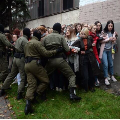 Βίαιες συλλήψεις διαδηλωτών σήμερα στο Μίνσκ 