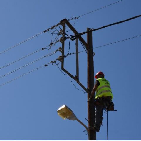 Εργαζόμενος στο δίκτυο του ρεύματος 