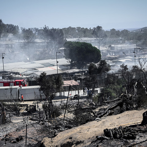 ΛΕΣΒΟΣ-ΠΥΡΚΑΓΙΑ ΣΤΟ ΚΥΤ ΤΗΣ ΜΟΡΙΑΣ-ΚΑΤΑΣΤΡΑΦΗΚΕ ΤΟ ΚΕΝΤΡΟ ΥΠΟΔΟΧΗΣ