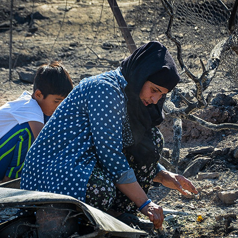 ΛΕΣΒΟΣ-ΠΥΡΚΑΓΙΑ ΣΤΟ ΚΥΤ ΤΗΣ ΜΟΡΙΑΣ-ΚΑΤΑΣΤΡΑΦΗΚΕ ΤΟ ΚΕΝΤΡΟ ΥΠΟΔΟΧΗΣ