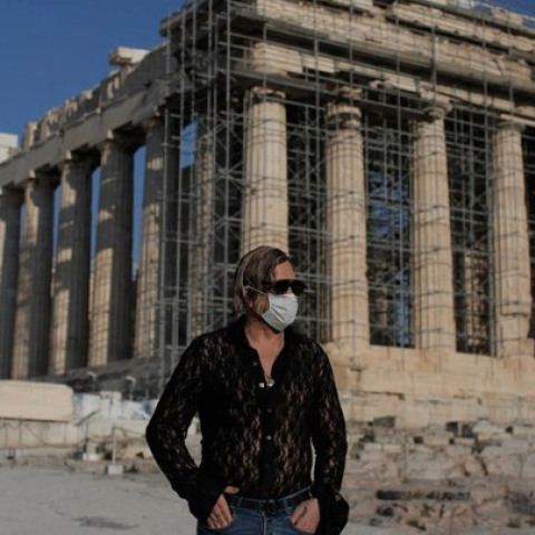 Ο Μίκι Ρουρκ βόλτα στην Ακρόπολη