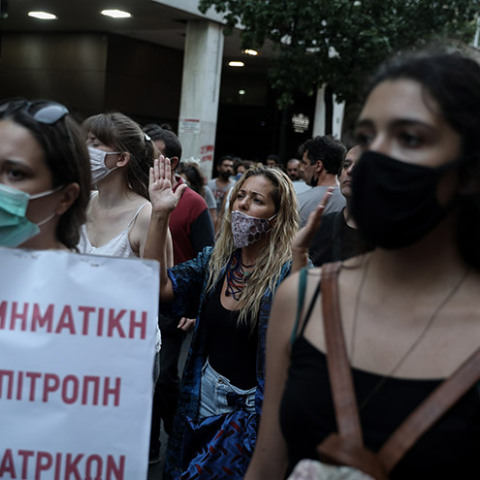 ΣΥΓΚΕΝΤΡΩΣΗ ΣΤΑ ΠΡΟΠΥΛΑΙΑ ΚΑΙ ΠΟΡΕΙΑ ΠΡΟΣ ΤΗ ΒΟΥΛΗ ΚΑΛΛΙΤΕΧΝΙΚΩΝ ΣΩΜΑΤΕΙΩΝ ΚΑΙ ΟΡΓΑΝΩΣΕΩΝ