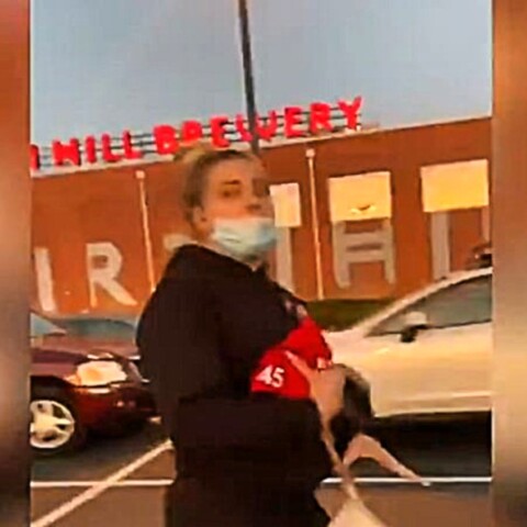 Διαδηλώτρια κατά του Τραμπ παίρνει καπέλο από επτάχρονο αγόρι