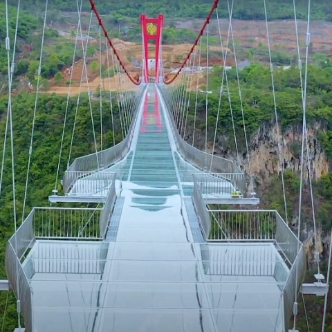 Η μεγαλύτερη γυάλινη γέφυρα στον κόσμο 
