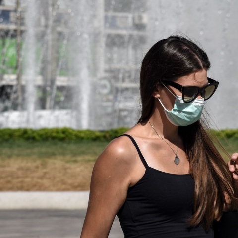 Νεαρή κοπέλα με μάσκα στο κέντρο της Αθήνας