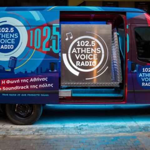Το φορητό στούντιο-van του ραδιοφωνικού σταθμού Athens Voice 102.5