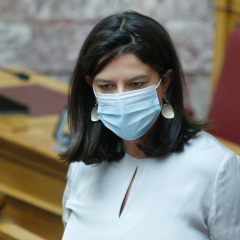 Η υπουργός Παιδείας, Νίκη Κεραμέως με μάσκα στη Βουλή 