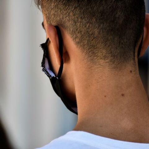 Μαθητής με μάσκα 