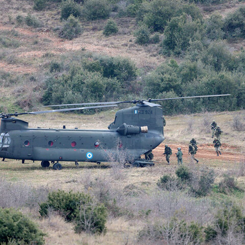 Στους 12 μήνες αυξάνεται η στρατιωτική θητεία στον Στρατό Ξηράς
