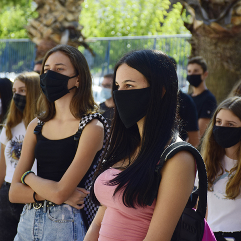 Μαθητές με μάσκες στο σχολείο
