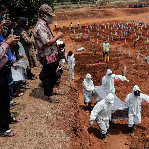 Κορωνοϊός στην Ινδονησία: Προστατευτικές στολές φορούν όσοι τοποθετούν σε τάφους τα φέρετρα με θύματα της Covid-19 (ΦΩΤΟ ΑΡΧΕΙΟΥ)