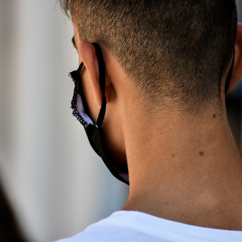 Μαθητής με μάσκα